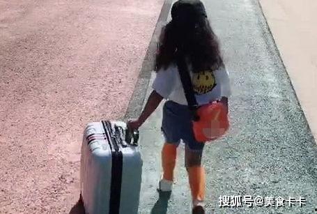 小孩走模特步教学视频,轻松学走时尚猫步