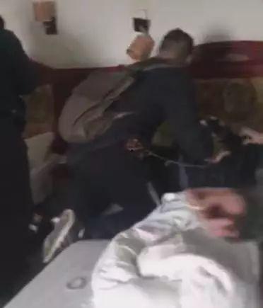 偷东西被打视频,偷窃与惩罚的悲剧瞬间