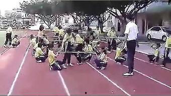 小学跳高视频,小学生活力四溢的跳跃瞬间