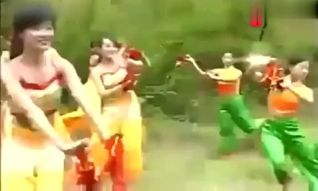 云南山歌搞笑视频,山里歌声逗乐众人，方言幽默笑翻网友