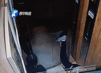 踢电梯门掉下去视频,电梯门意外开启，男子不慎坠落