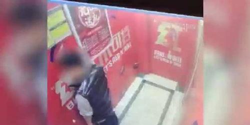 踢电梯门掉下去视频,电梯门意外开启，男子不慎坠落