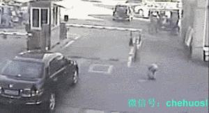 小朋友车祸视频,紧急救援感动网友