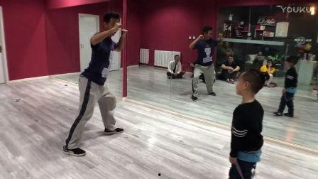 教学街舞视频,跟随节奏，舞动青春风采