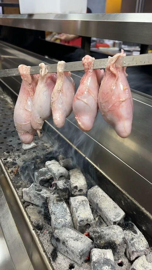 烤羊蛋视频,视频揭秘传统美食制作过程