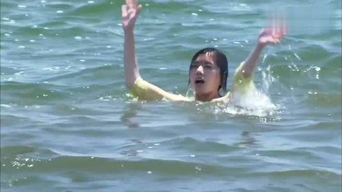 美女溺水视频,美女意外溺水，紧急救援瞬间