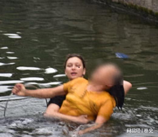 美女溺水视频,美女意外溺水，紧急救援瞬间