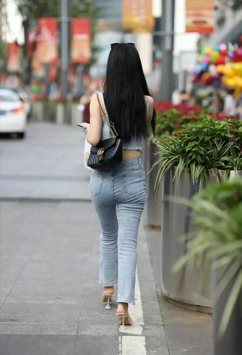 牛仔裤街拍视频,牛仔裤街拍潮流解析
