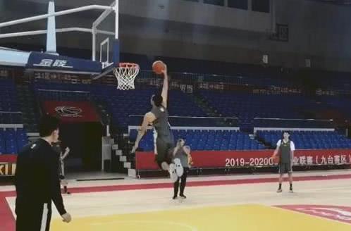 篮球扣篮视频,飞跃极限，展现篮球运动的魅力