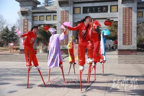 踩高跷的视频,传统技艺与现代风采的完美融合