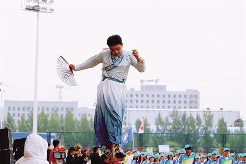 踩高跷的视频,传统技艺与现代风采的完美融合