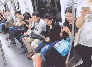 低头族视频,揭秘现代生活背后的屏幕依赖之谜