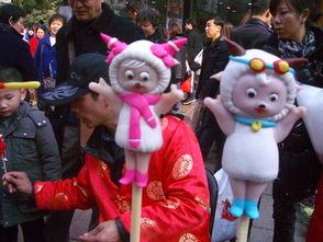 狮子拜年视频,萌动新春，欢乐满溢的动物祝福时刻