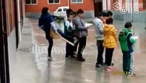 踢屁股视频,踢屁股视频引发社会关注与反思