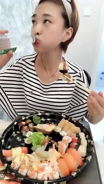 吃寿司视频,跟随视频一起品尝美味寿司