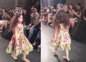 小孩走秀视频,萌娃走秀，展现童真魅力